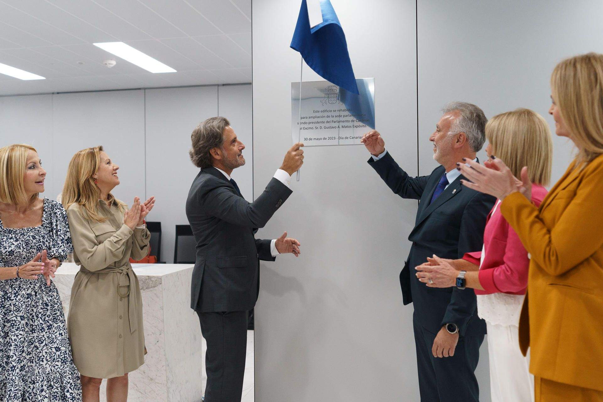 El presidente del Parlamento de Canarias, Gustavo Matos, acompañado por el presidente de Canarias, Ángel Víctor Torres, durante el acto de inauguración del nuevo edificio del Parlamento de Canarias./ EFE - RAMÓN DE LA ROCHA