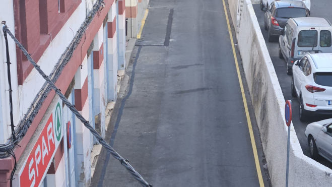 Una zona de La Isleta donde el Batman justiciero borró la línea amarilla / REDES Una zona de La Isleta donde el Batman justiciero borró la línea amarilla / REDES