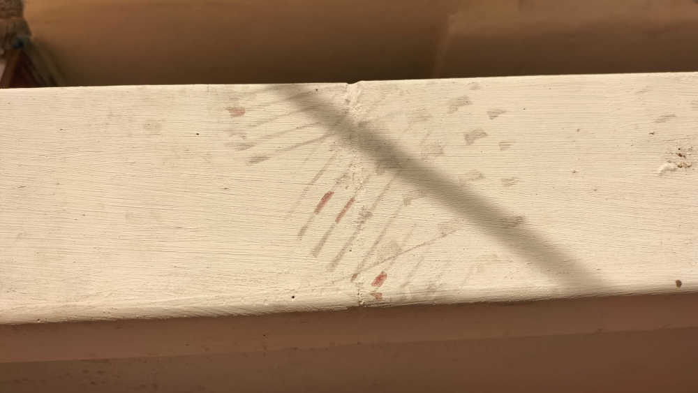 Huellas con sangre del fugitivo en un balcón del conjunto de viviendas./ ATLÁNTICO HOY