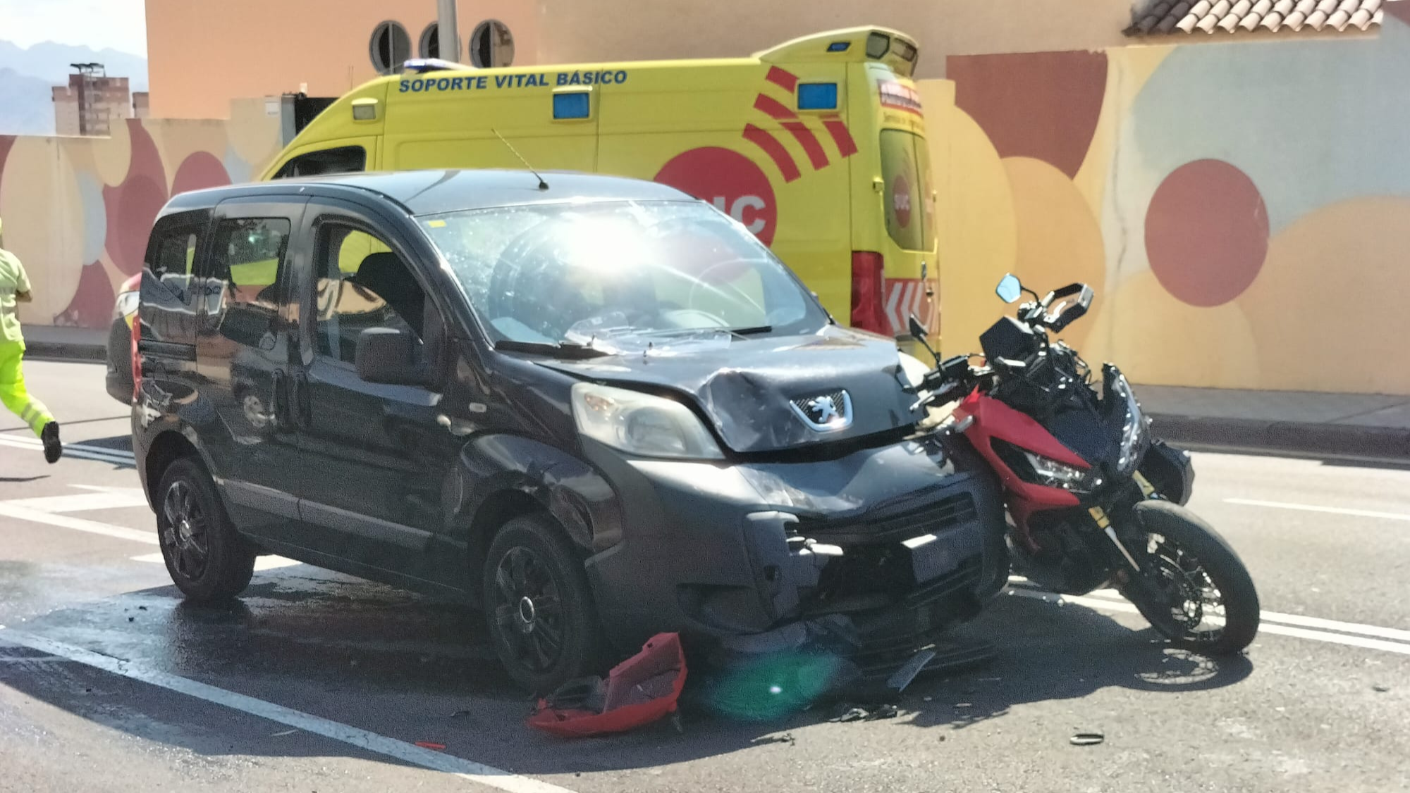 La moto del fugitivo perseguido por la Policía Canaria, siniestrada contra una furgoneta en la carretera general del Rosario, en Santa Cruz de Tenerife./ ATLÁNTICO HOY
