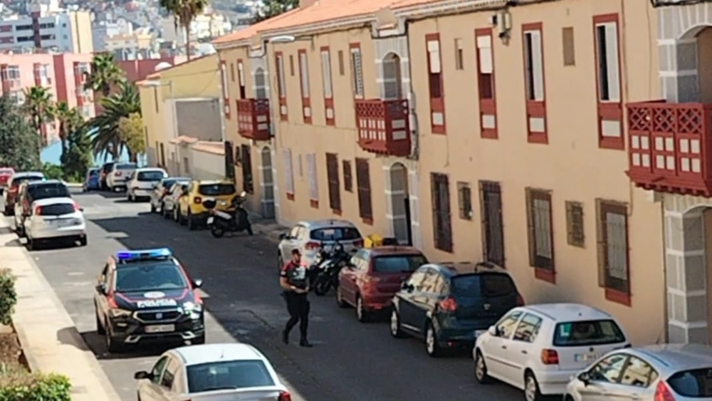 Una patrulla de la Policía Canaria entrando en el portal donde el fugitivo se escondió tras el accidente./ ATLÁNTICO HOY