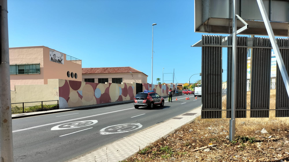 Una patrulla de la Policía Canaria corta la carretera general del Rosario, a la espera de que lleguen refuerzos al lugar de la colisión entre un motorista fugitivo y una furgoneta./ ATLÁNTICO HOY