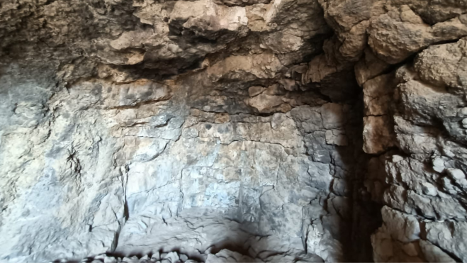 Uno de los habitáculos en las cuevas / ATLÁNTICO HOY - MARCOS MORENO