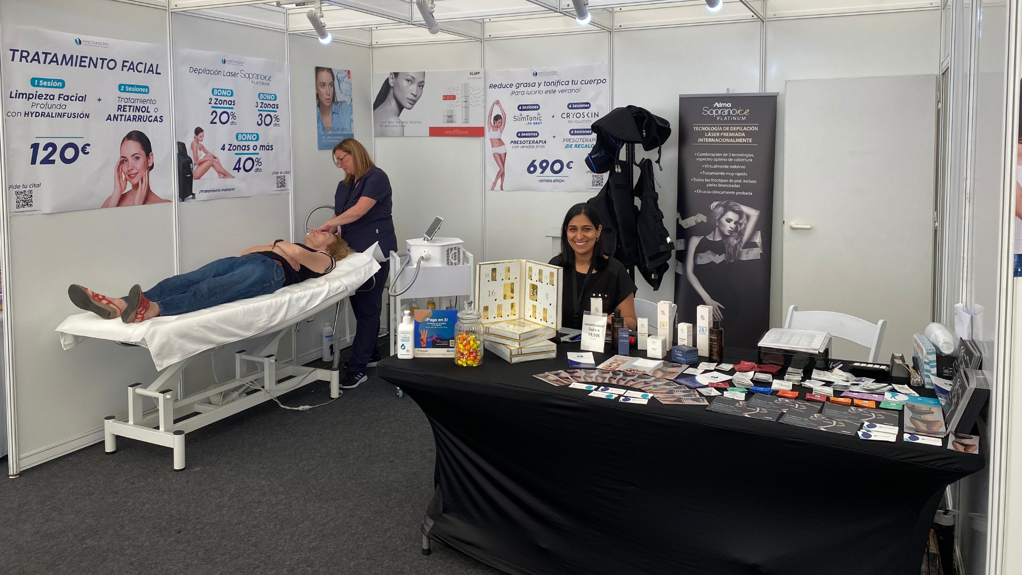 Puesto de Innovaderm en Fisaldo ofreciendo un tratamiento facial / ATLÁNTICO HOY
