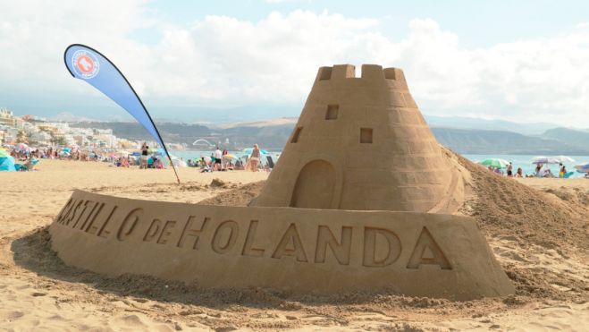 Castillo de arena de dos metros de altura / CASTILLO DE HOLANDA Castillo de arena de dos metros de altura / CASTILLO DE HOLANDA