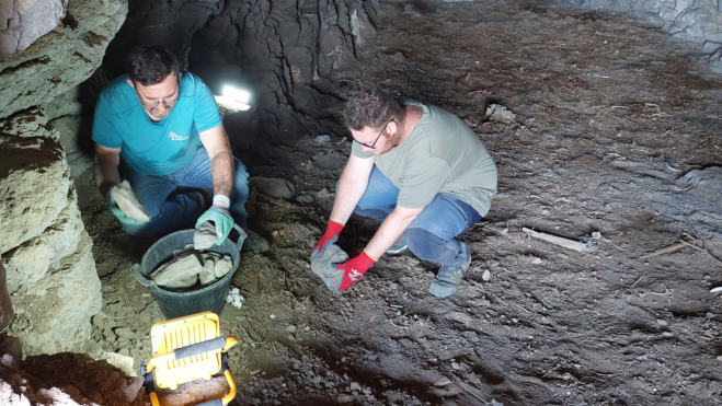 Abel Galindo junto a uno de sus compañeros durante los trabajos en Malverde / CEDIDA