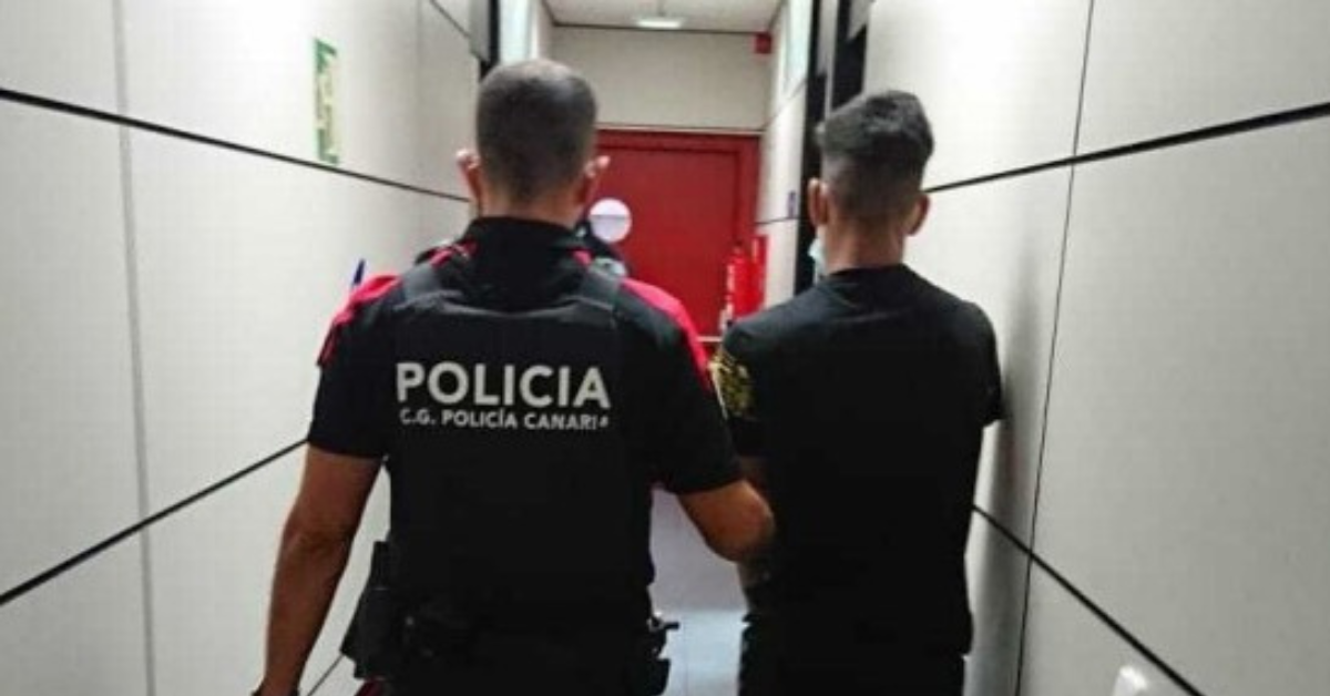 La Policía Canaria con uno de los supuestos agresores sexuales de una menor de 13 años. / CEDIDA