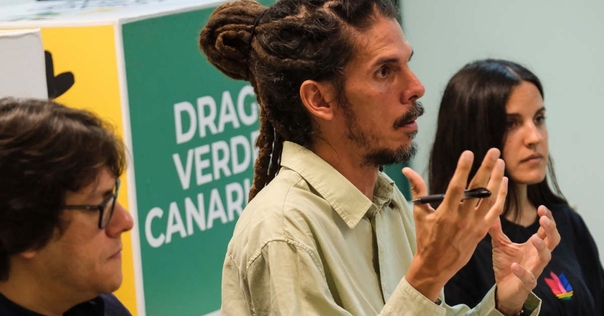 De izquierda a derecha, los representantes de Drago Verdes Canarias Ruymán Hernández, Alberto Rodríguez y Carmen Peña. / ALBERTO VALDÉS EFE