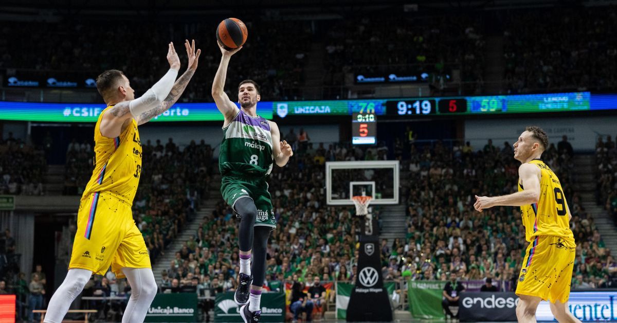 Brizuela anota ante la defensa de Fran Guerra y Marcelinho en la victoria de Unicaja ante el CB Canarias en el Martín Carpena./ EFE.