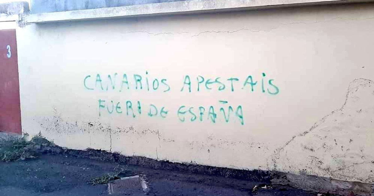 Pintada que reza: "Canarios apestáis, fuera de España", subida por una de las tinerfeñas que han denunciado en redes racismo por ser canarias./ @COELIACHOE