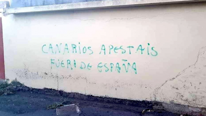 Pintada que reza: "Canarios apestáis, fuera de España", subida por una de las tinerfeñas que han denunciado en redes racismo por ser canarias./ @COELIACHOE