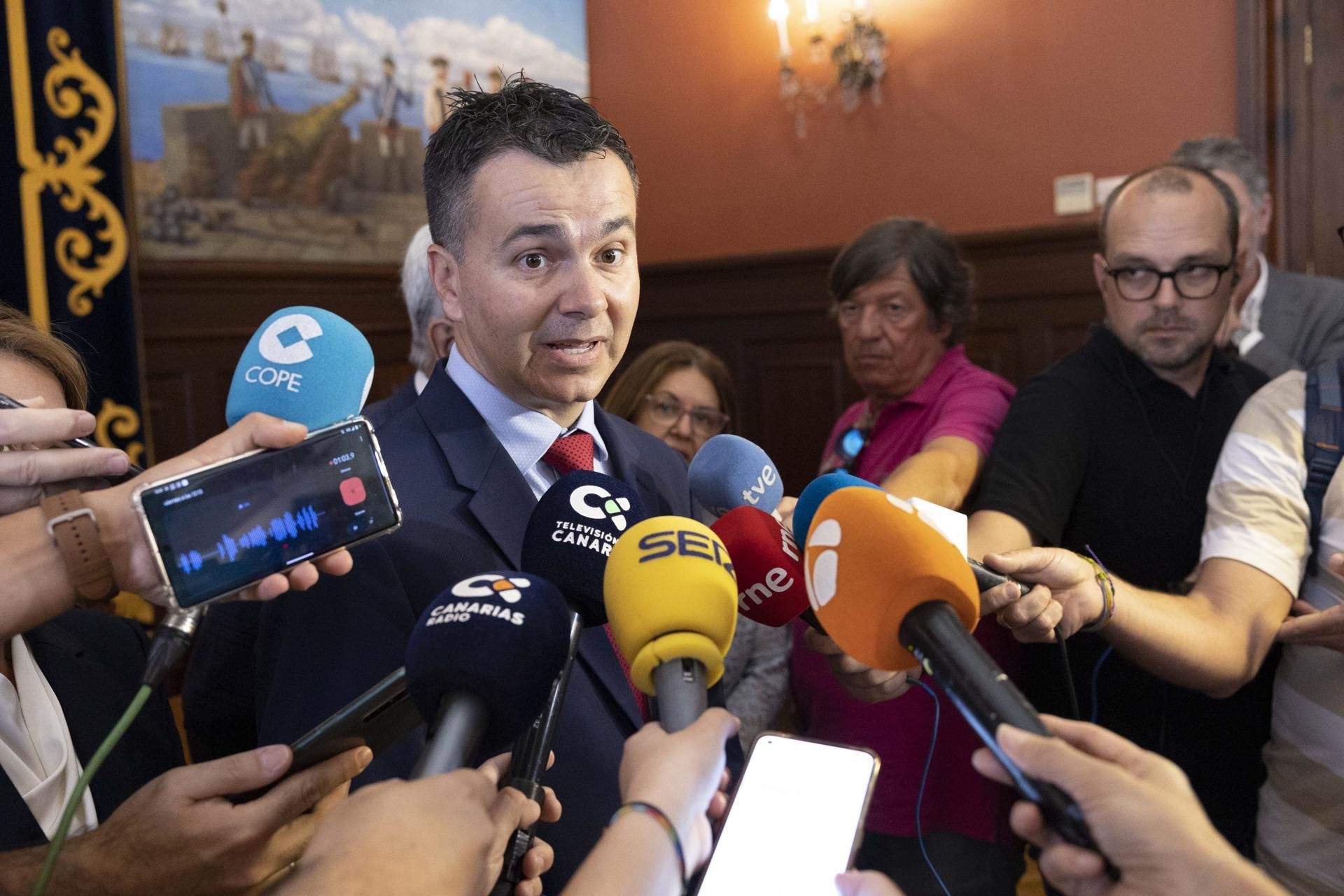  El ministro de Industria, Héctor Gómez, atendiendo a los medios. / EFE - Miguel Barreto