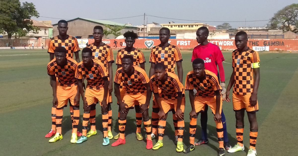 Nicolas Jackson (de pie, segundo por la izquierda) y Ba Lamin Sowe (agachado, segundo por la derecha) en la alineación titular del Waa Banjul en 2017./ CEDIDA.