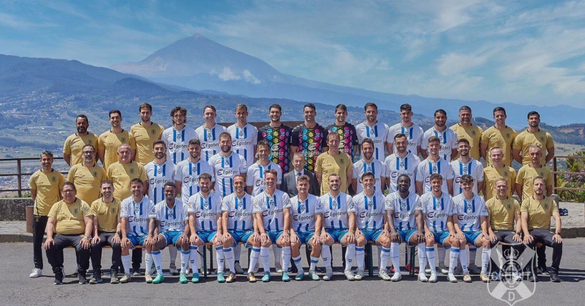 Foto oficial de la plantilla del CD Tenerife para la temporada 2022-23 tomada en abril desde el mirador de Jardina./ CD TENERIFE.