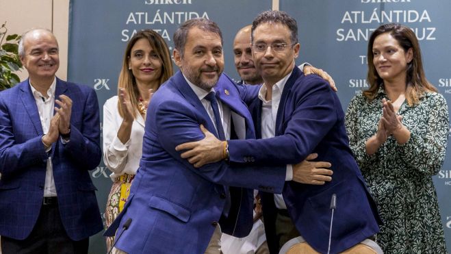 El alcalde José Manuel Bermúdez y el popular Carlos Tarife, tras firmar el acuerdo de gobierno para Santa Cruz de Tenerife. / MIGUEL BARRETO-EFE