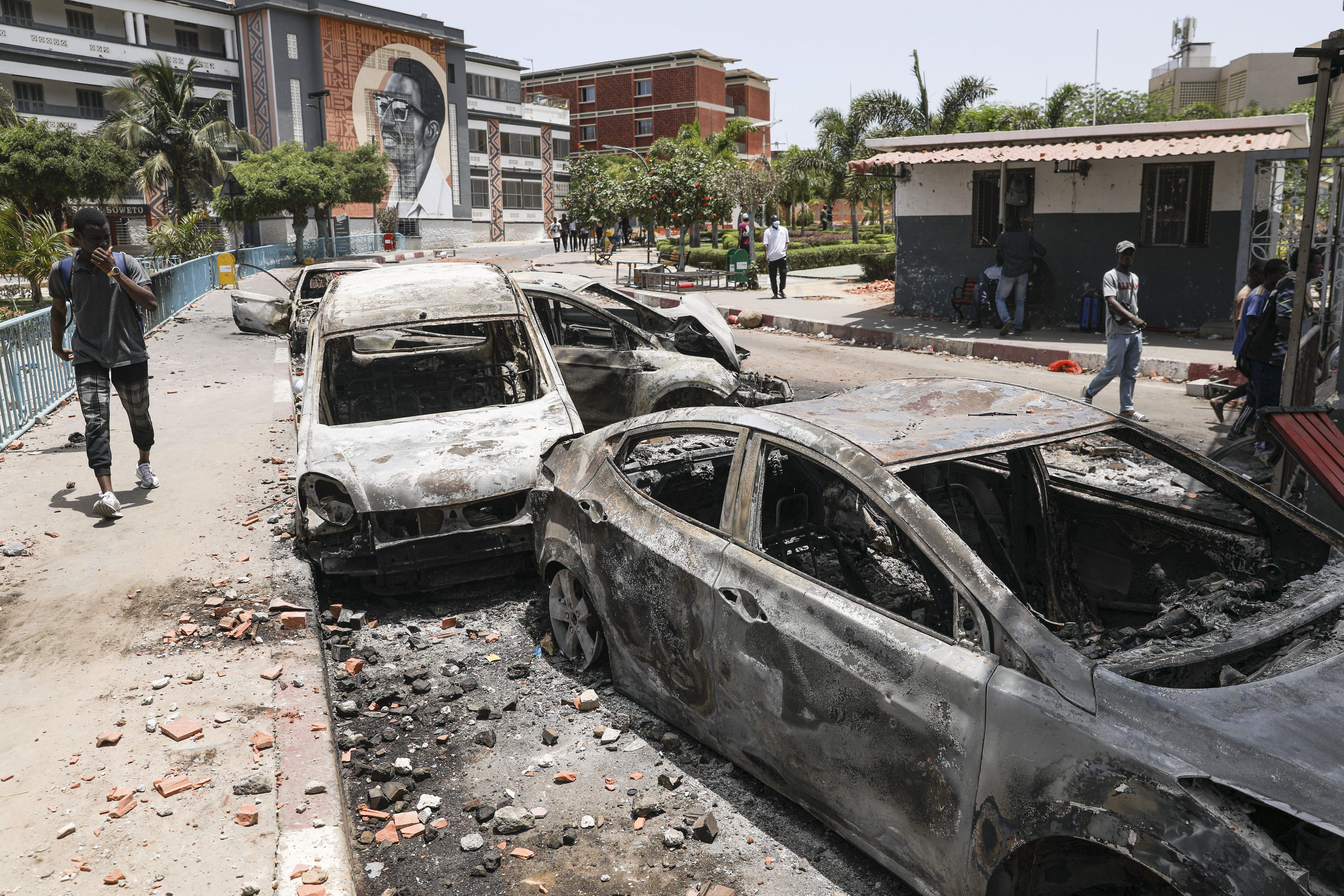 En la imagen se pueden apreciar varios automóviles calcinados en una calle de Dakar cercana a la Universidad Cheikh Anta Diop tras las protestas. / JEROME FAVRE-EPA-EFE