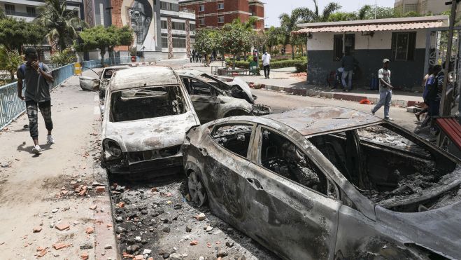 En la imagen se pueden apreciar varios automóviles calcinados en una calle de Dakar cercana a la Universidad Cheikh Anta Diop tras las protestas. / JEROME FAVRE-EPA-EFE