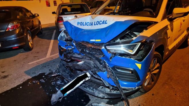 Vehículo de la Policía Local de Arona tras el choque frontal con el vehículo huido / 