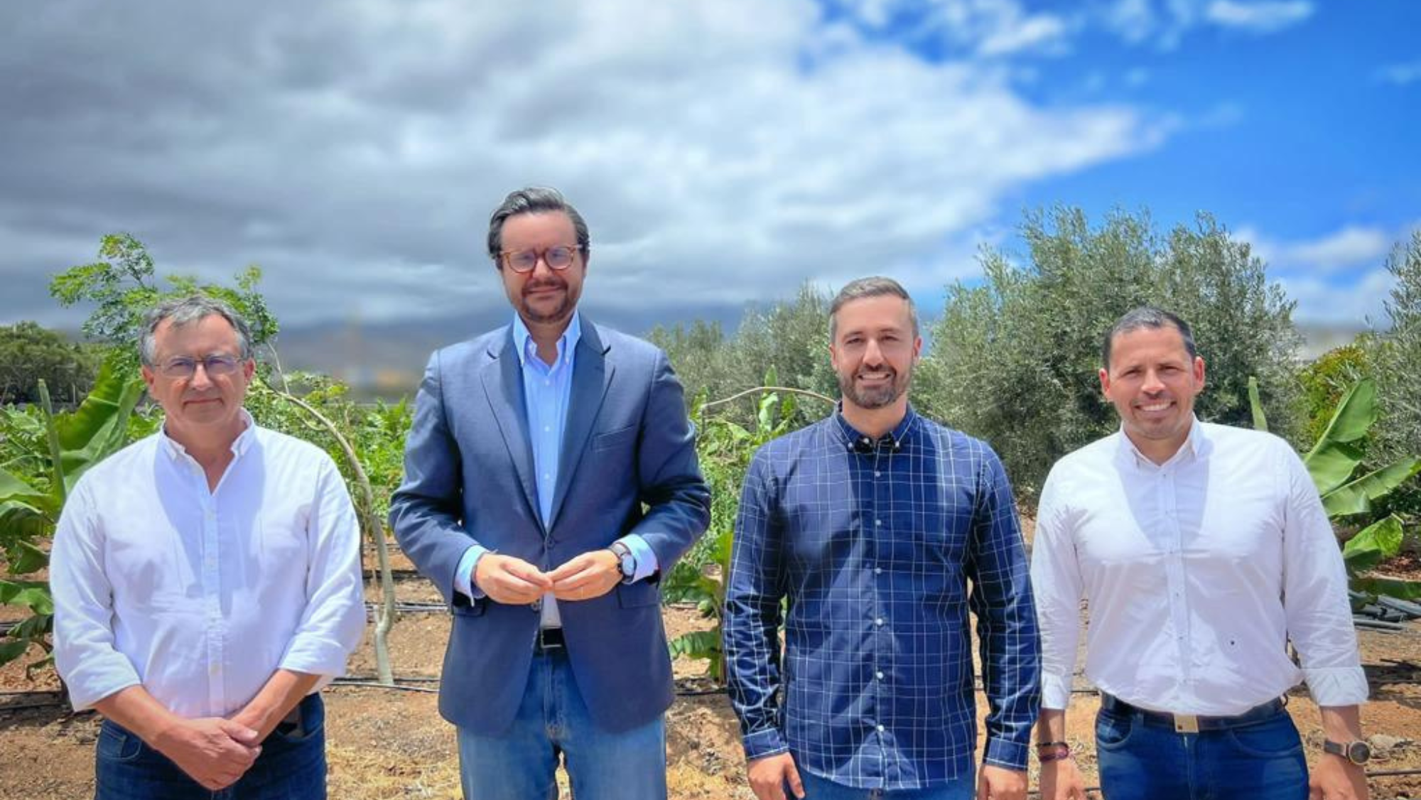 Francisco Artiles (MxT), Sergio Ramos (PP), Juan Antonio Peña (Ciuca) y Héctor Suárez (CC), tras firmar el acuerdo de gobierno para el Ayuntamiento de Telde. / AH