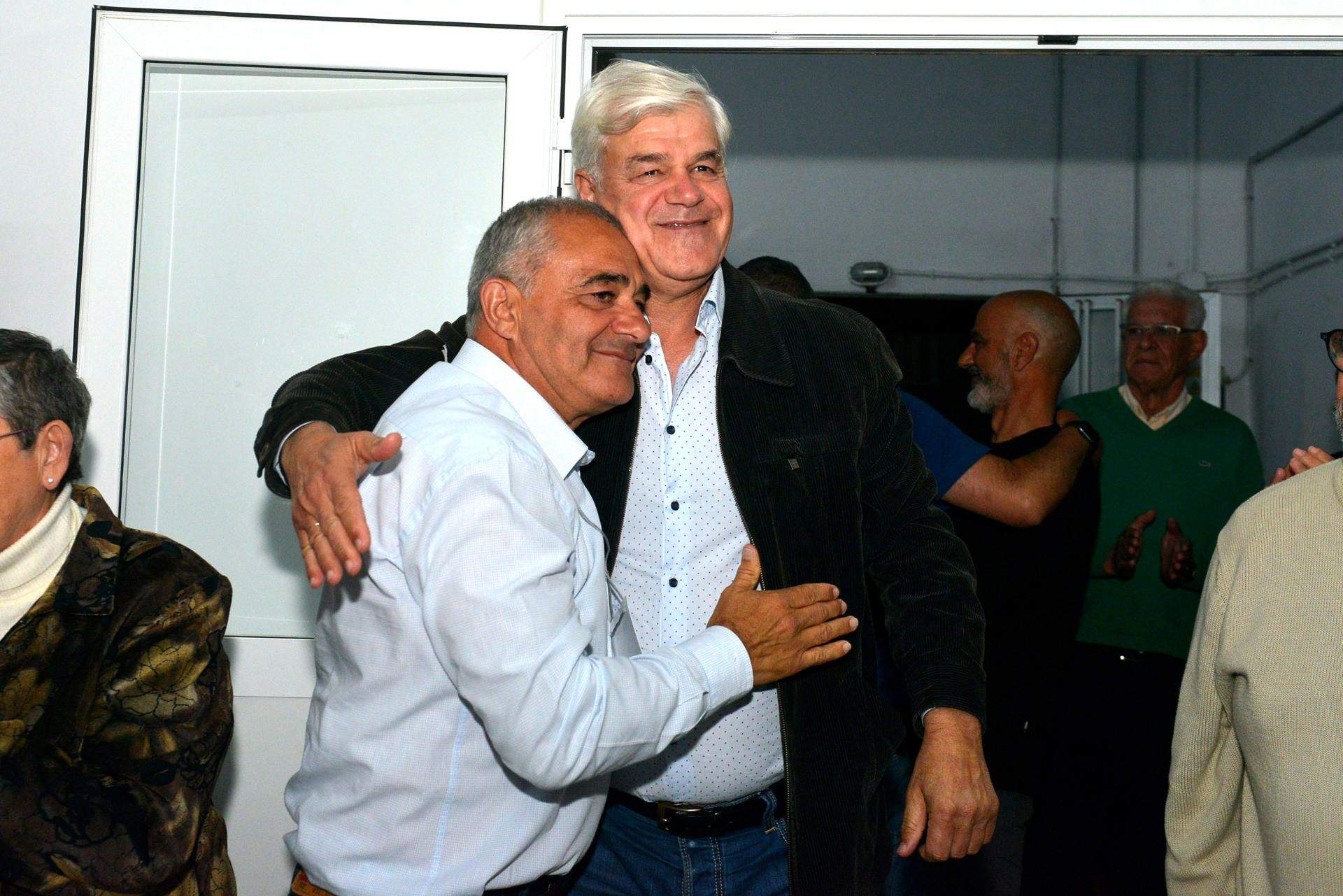 Javier Armas (izq.) recibe la felicitación de su hermano y candidato del PSOE a la reelección, Alpidio Armas (der.). / EFE – GELMERT FINOL 