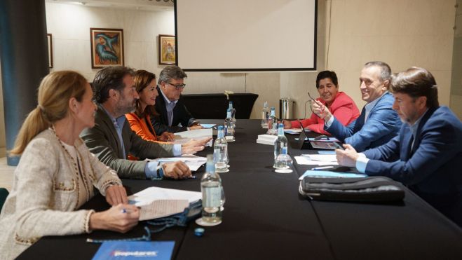 Las delegaciones negociadoras del PP y CC en el Cabildo de Tenerife se han reunido este lunes para tratar de alcanzar un pacto de gobernabilidad en el Cabildo de Tenerife. EFE/Ramón de la Rocha