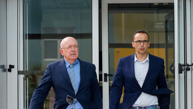 El marido de Romina a la salida del juicio con su abogadoEFE