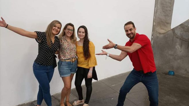 El fundador de Academia Pura Sangre Canarias, Guillermo Alberto Pérez-Andreu, y tres profesionales del sector: Mary Betty, Virginia y María / AH