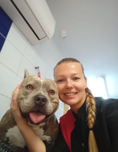 Una de las alumnas de la academia trabajando con un pitbull / AH