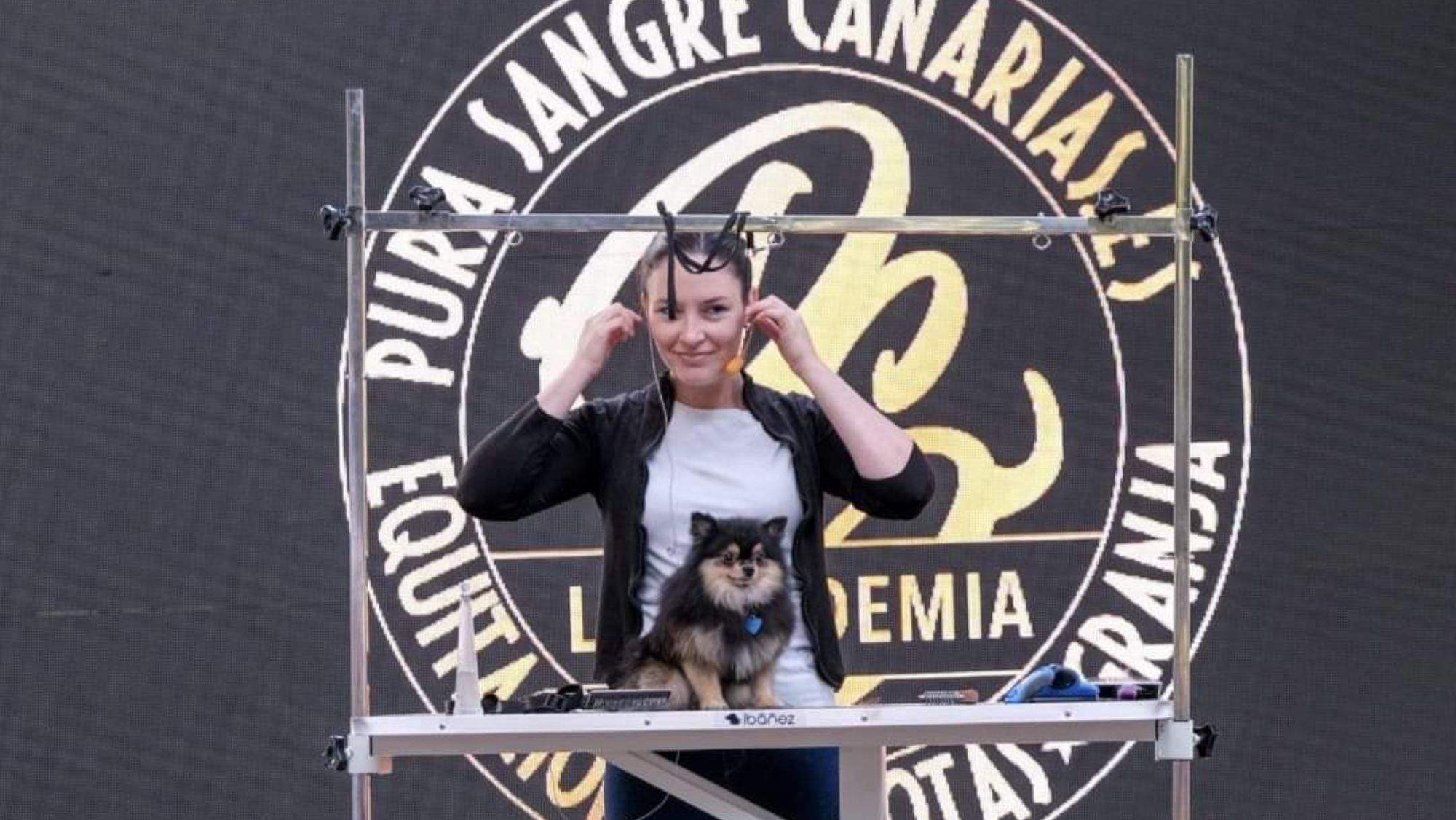 María, profesora de la academia, junto a una mascota / AH