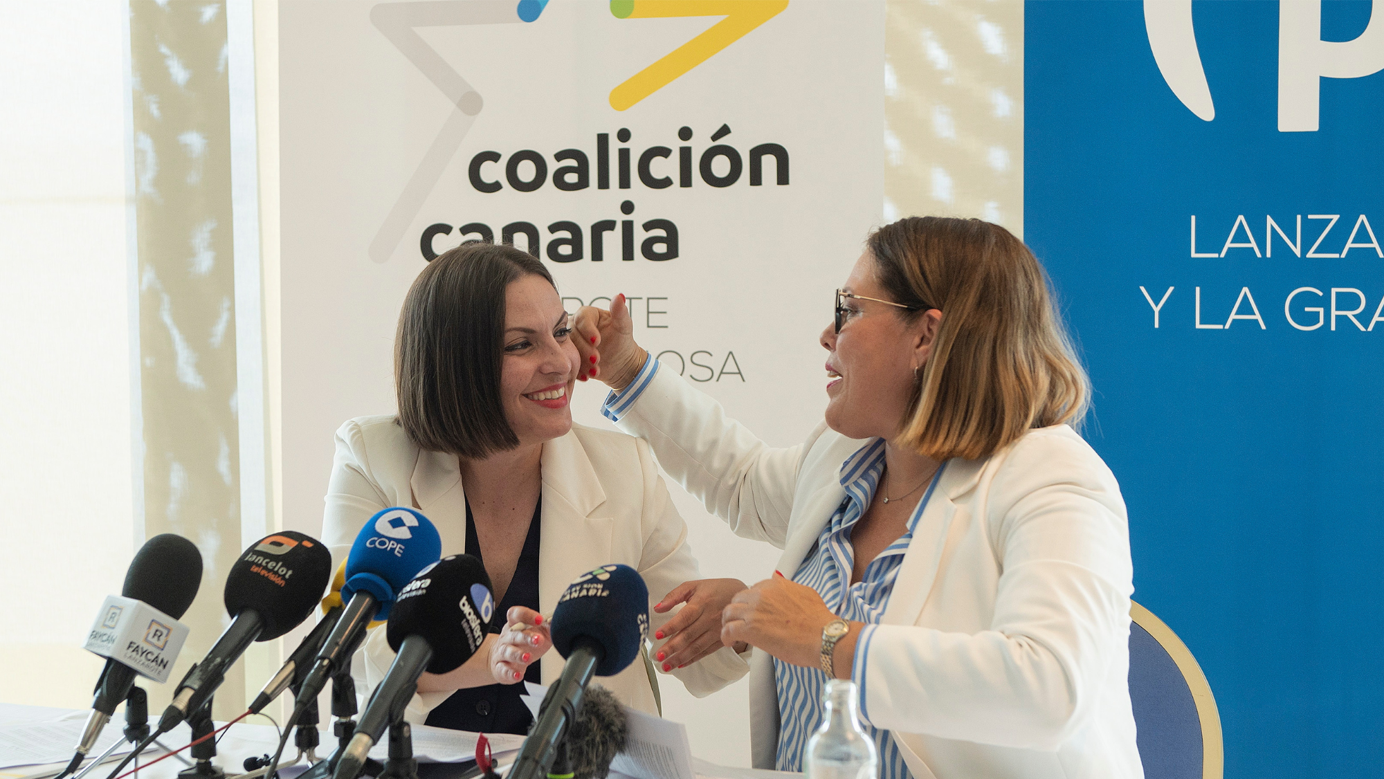 Migdalia Machín (CC) y Astrid Pérez (PP) tras anunciar el pacto / EFE - ADRIEL PERDOMO