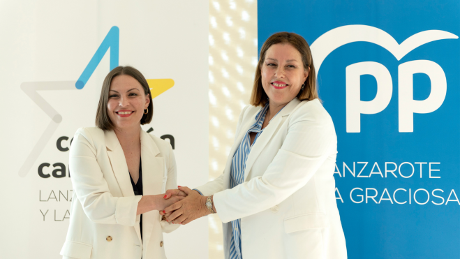 Migdalia Machín (CC) y Astrid Pérez (PP) tras anunciar el pacto / EFE - ADRIEL PERDOMO