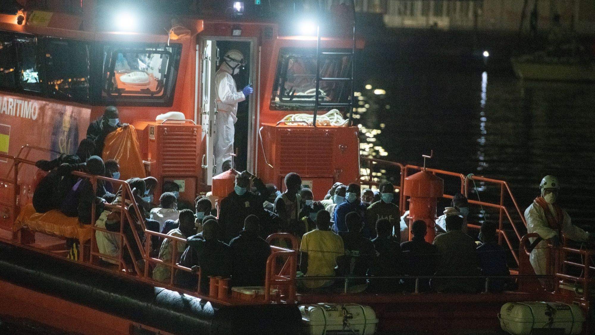 Imagen de archivo de la embarcación de Salvamento Marítimo, Salvamar Izar, con personas migrantes rescatadas / EFE / CARLOS DE SAÁ