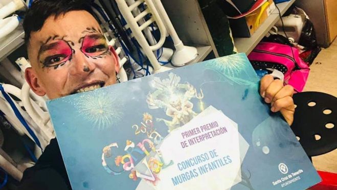 Ángel Cabrera con un primer premio de interpretación de murgas infantiles / CEDIDA
