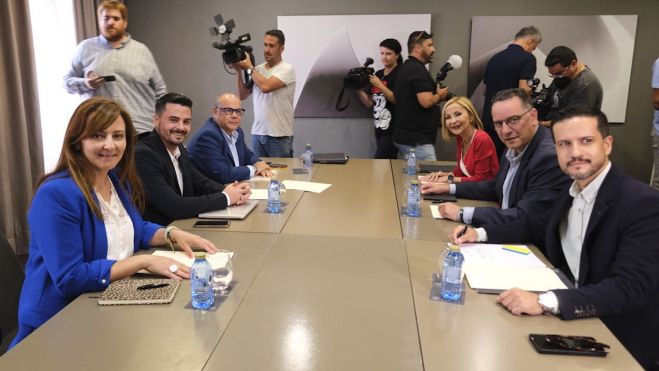 Comisión negociadora del CC y PP este martes / EFE / ÁNGEL MEDINA G. Comisión negociadora del CC y PP este martes / EFE / ÁNGEL MEDINA G.