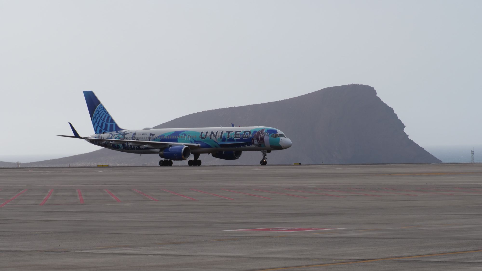Un avión de United Airlines en el aeropuerto Tenerife Sur / CEDIDA