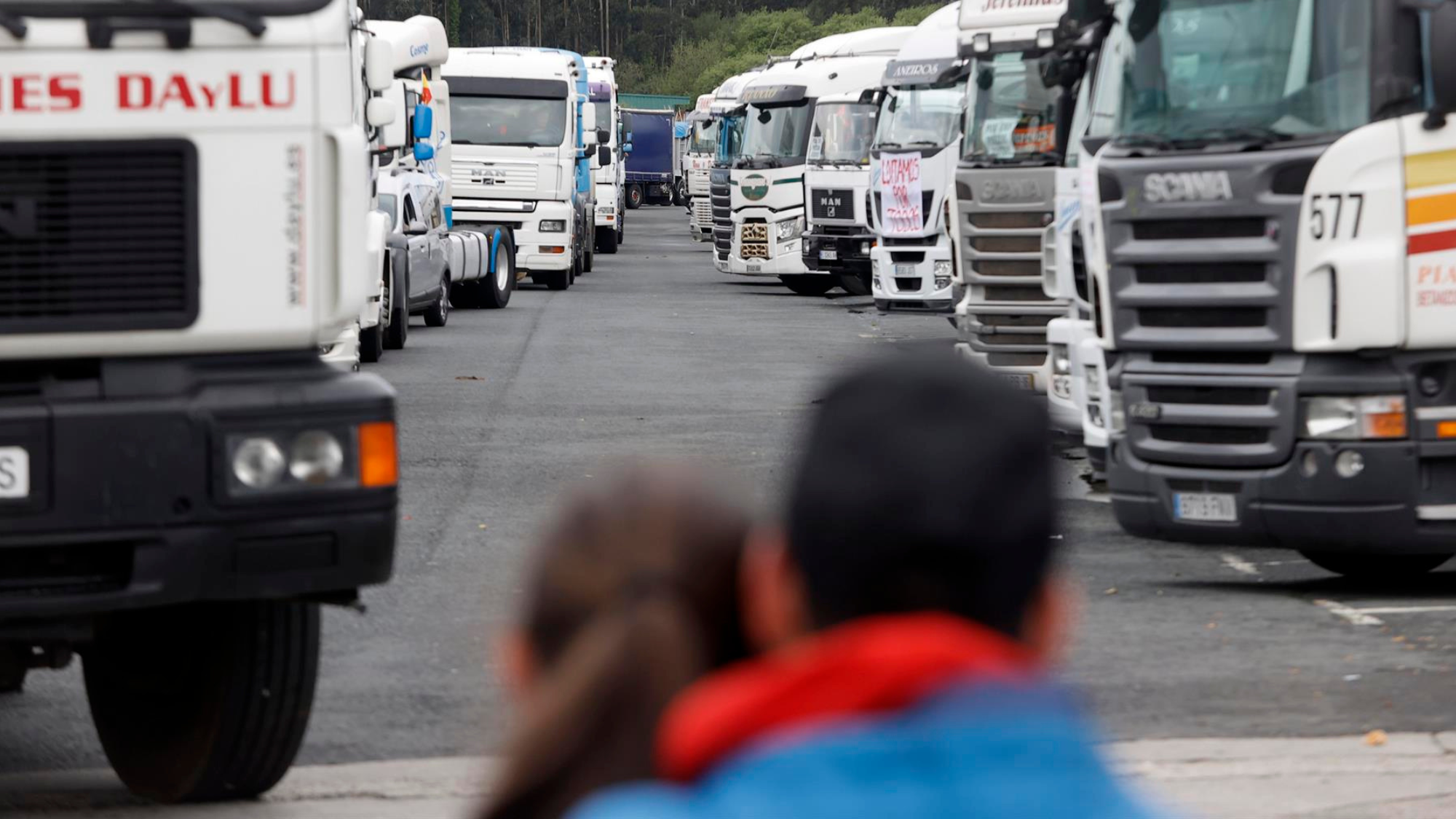 Imagen de archivo de camiones transportistas con chóferes / EFE