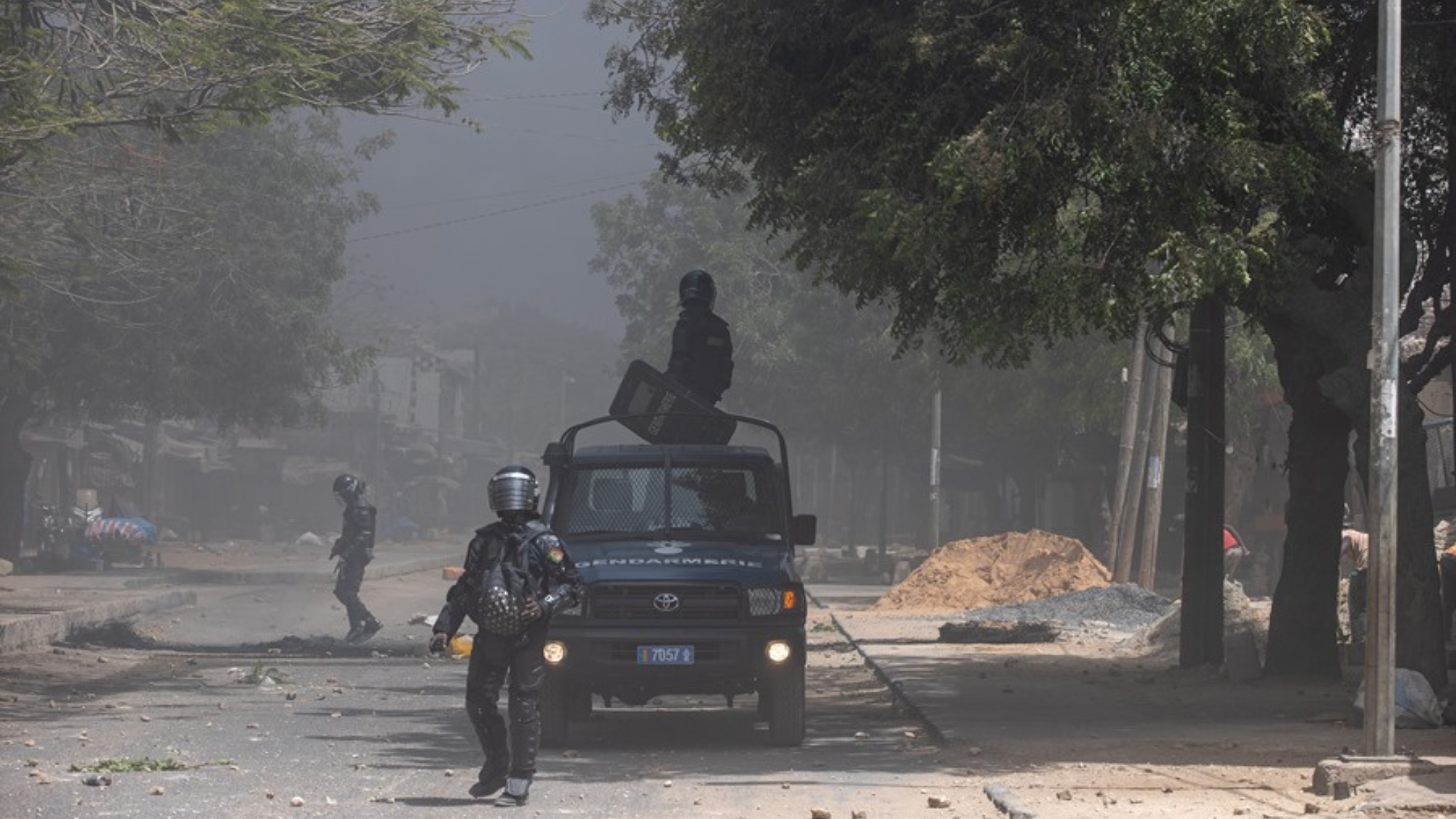 La policía patrulla las calles de Ouakam, en el distrito de Dakar / EFE -  JEROME FAVRE