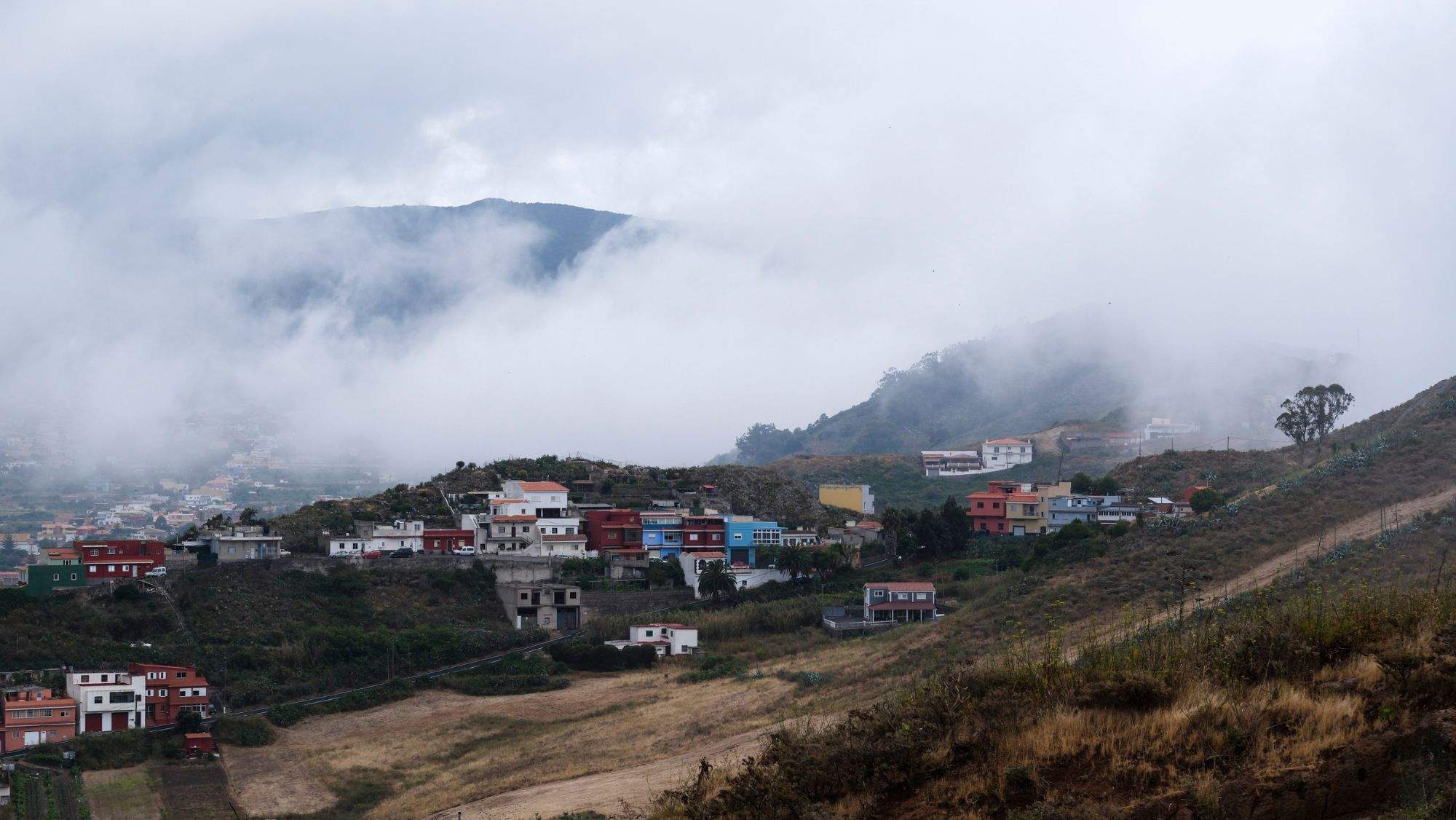 Nubes de la borrasca Óscar este martes sobre el municipio de La Laguna / EFE / ALBERTO VALDÉS