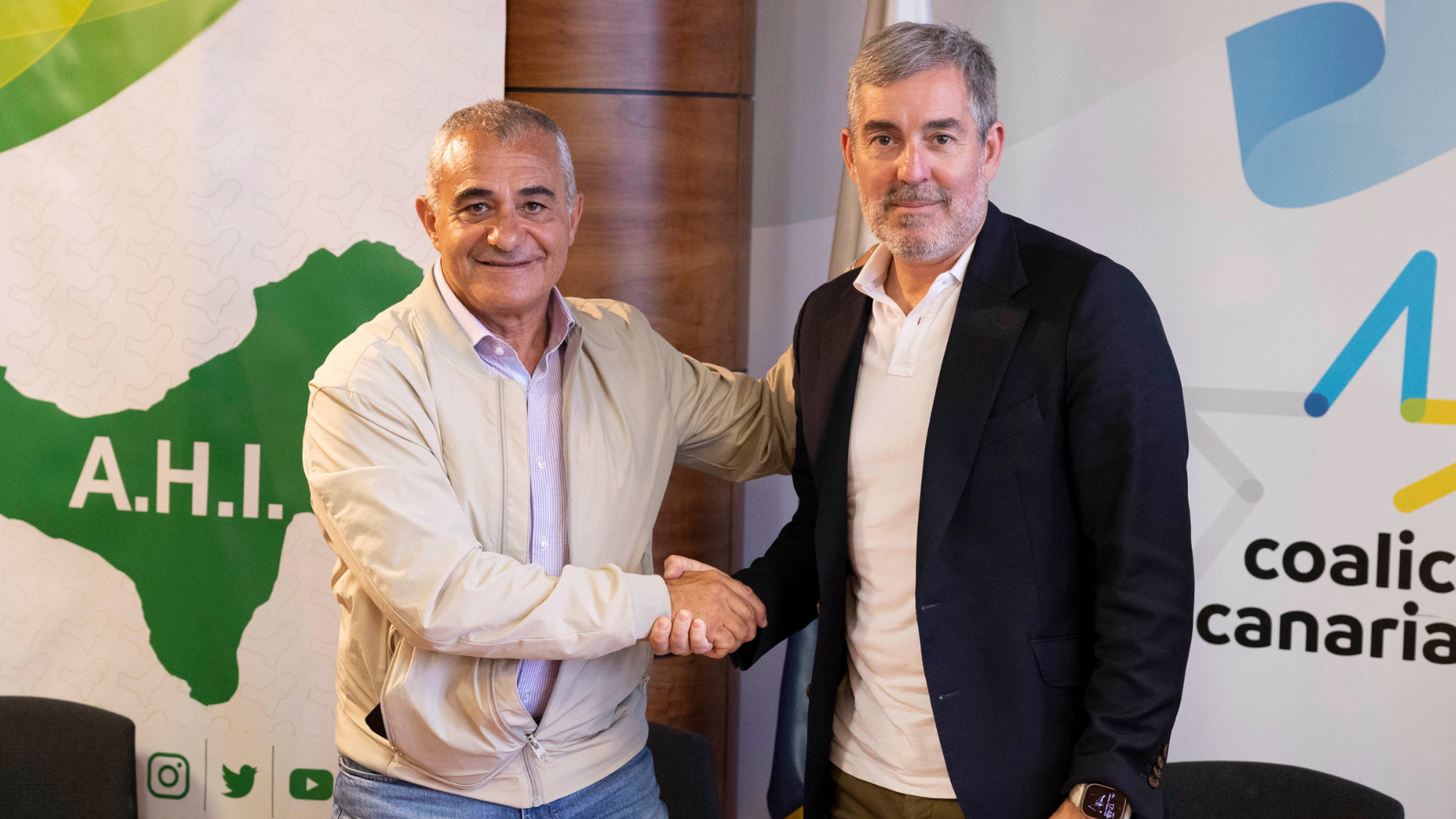 Javier Armas y Fernando Clavijo tras la firma del pacto / EFE - MIGUEL BARRETO