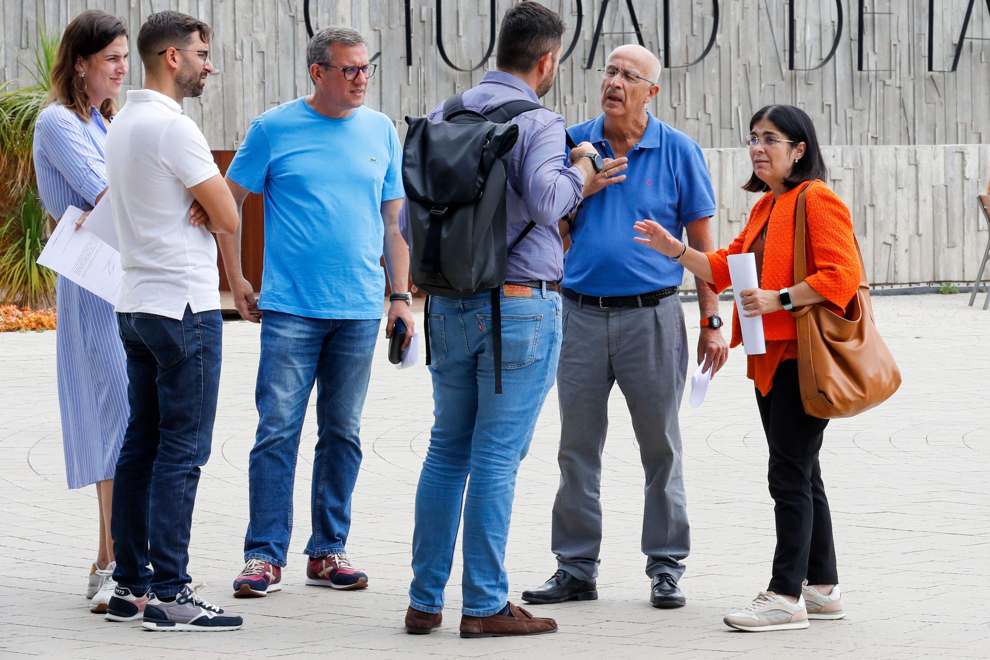 Carolina Darias, a la derecha, acudió el martes a la Ciudad de la Justicia a recoger en la Junta Electoral su acta de concejal acompañada de parte del equipo del PSOE, que recuperará Urbanismo en Las Palmas de Gran Canaria. / ELVIRA URQUIJO A.-EFE