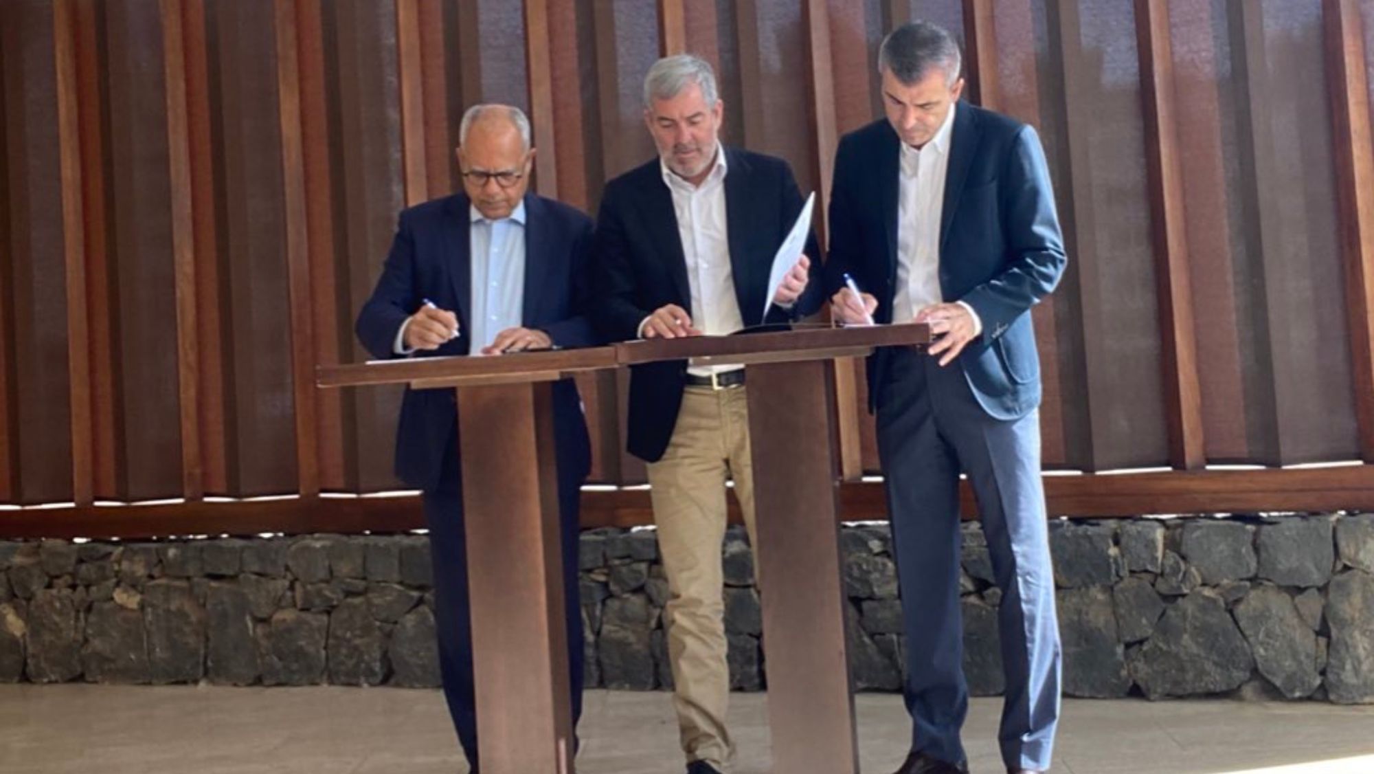 Casimiro Curbelo (ASG), Fernando Clavijo (CC) y Manuel Domínguez (PP) firman el pacto de Gobierno de Canarias (coherente) / AH / BELA CABRERA