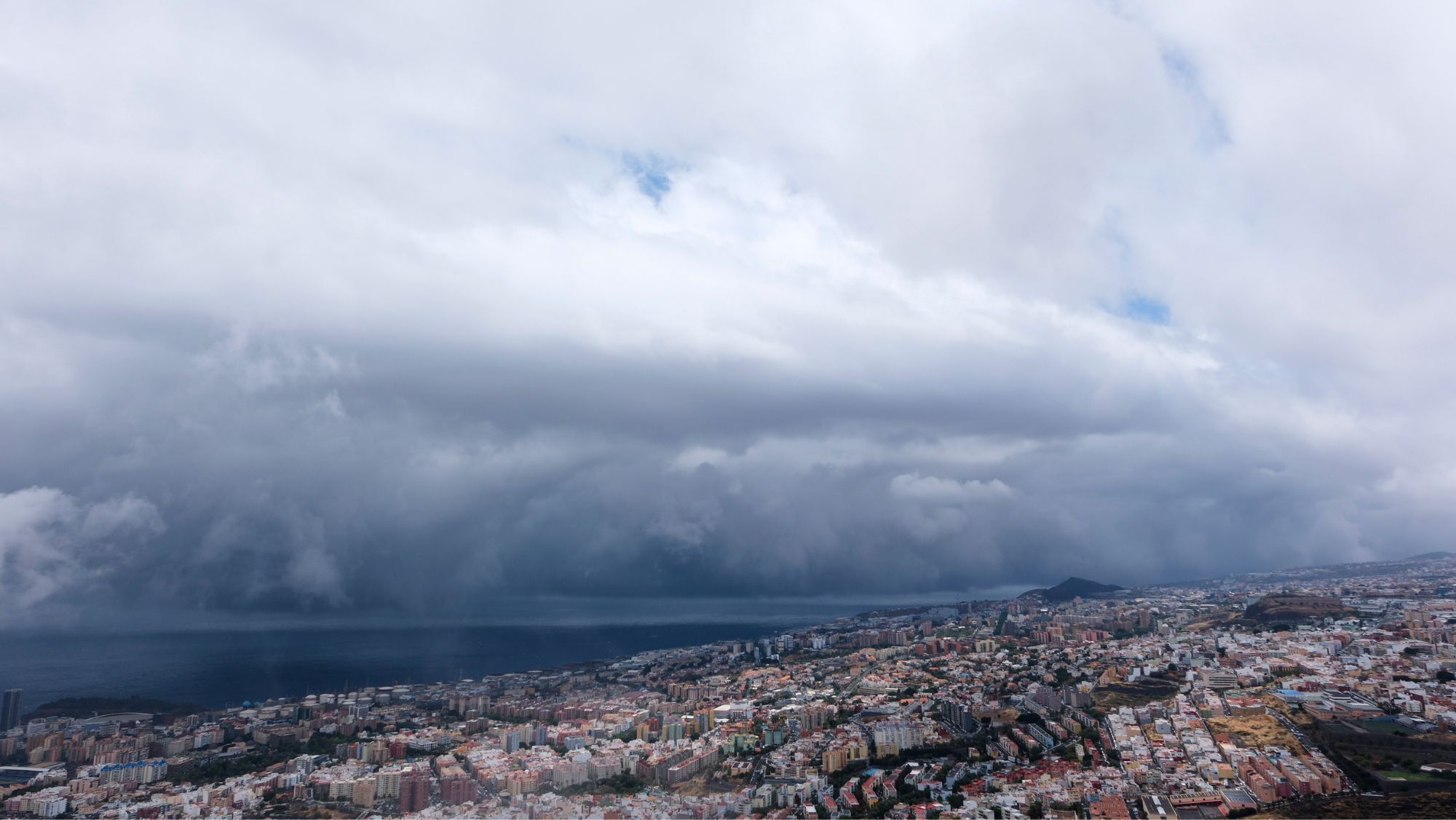 Imagen de nubosidad en la isla de Tenerife con prealerta. / EFE - ALBERTO VALDÉS