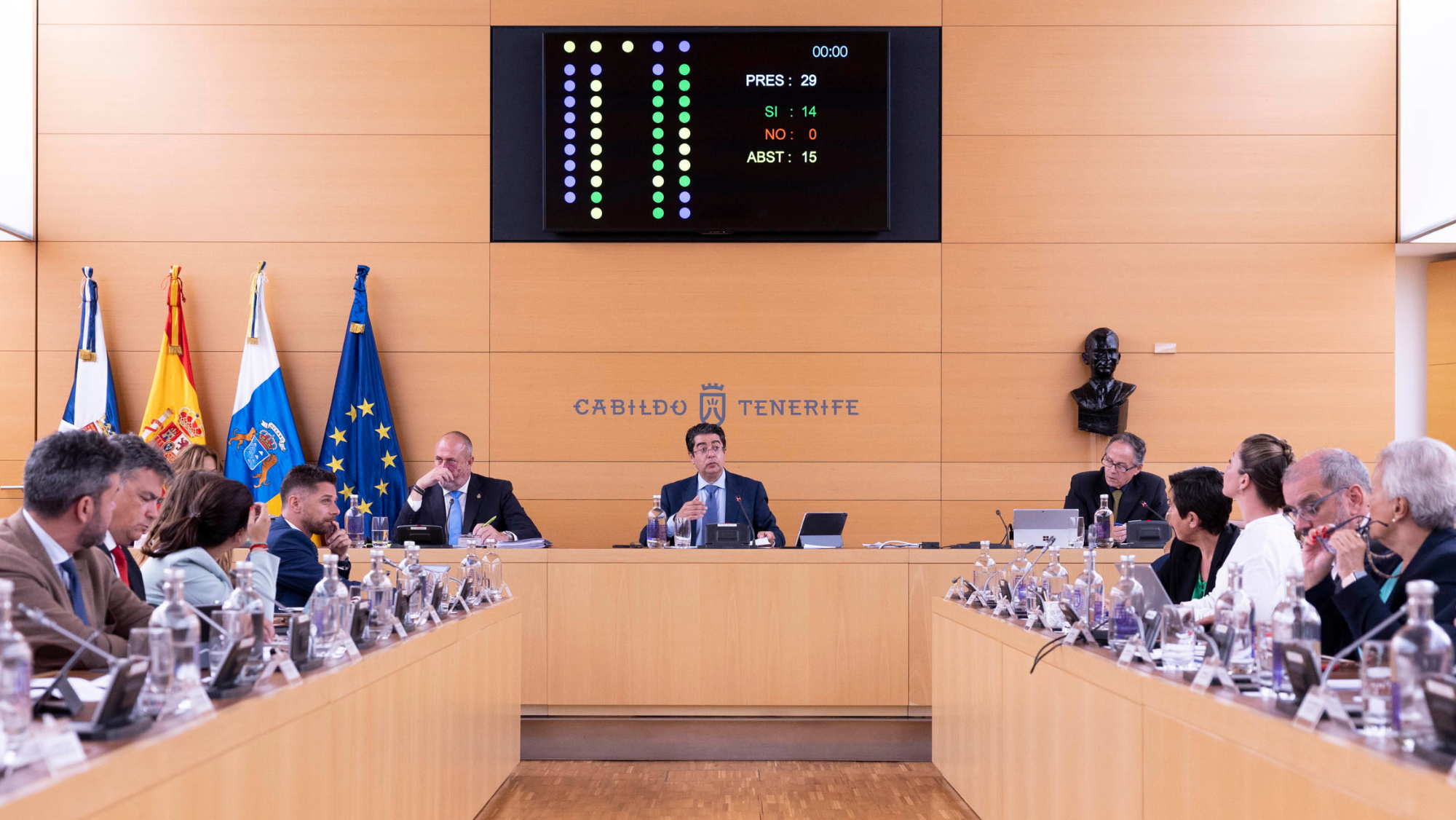 Pleno del Cabildo de Tenerife que ha declarado como interés insular Complejo Cultural y Audiovisual Imagine Green Studios. / EFE
