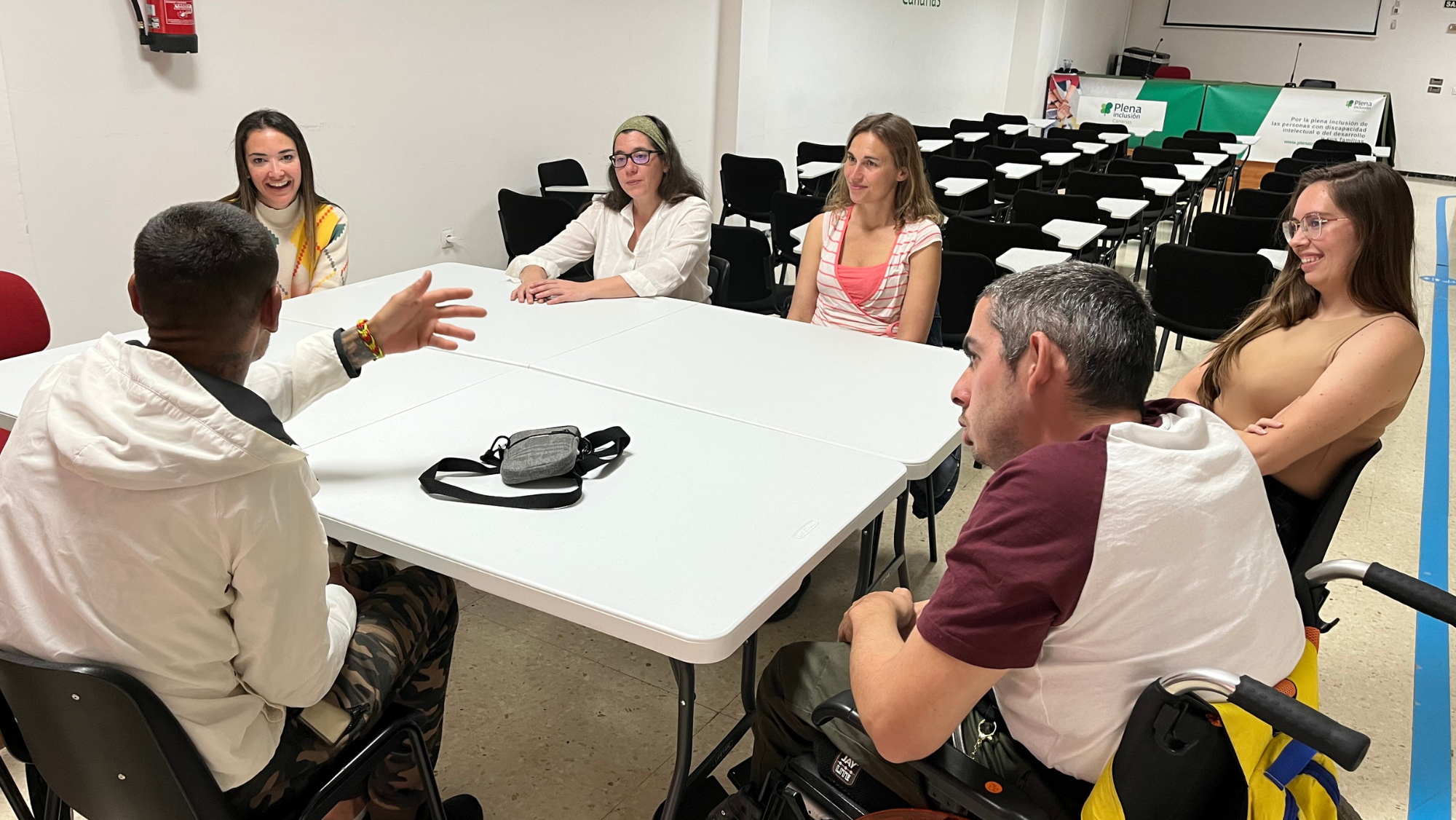Encuentro de equipo entre participantes y responsables de 'Empleo personalizado' / PLENA INCLUSIÓN
