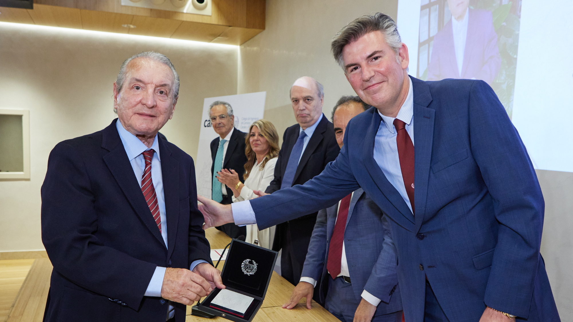 Ricardo Sánchez recibiendo la medalla  COLEGIO OFICIAL DE INGENIEROS DE CAMINOS