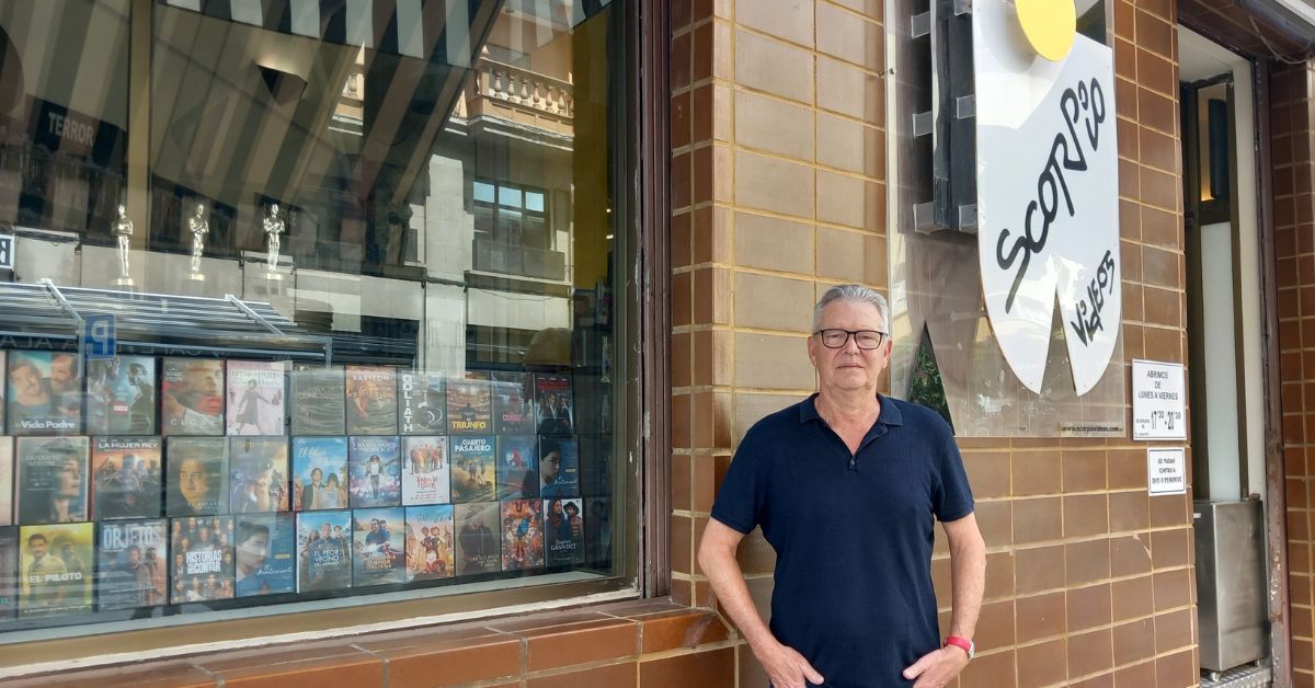 Agustín posa frente al videoclub Scorpio, que regenta desde hace 30 años./ Fernando Pinazo.