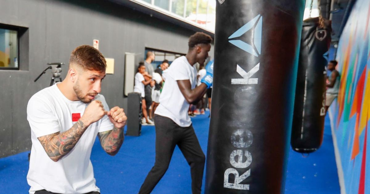 Samuel Carmona instruye a los participantes en un taller de boxeo para jóvenes en situación de vulnerabilidad en Las Palmas de Gran Canaria./ EFE.