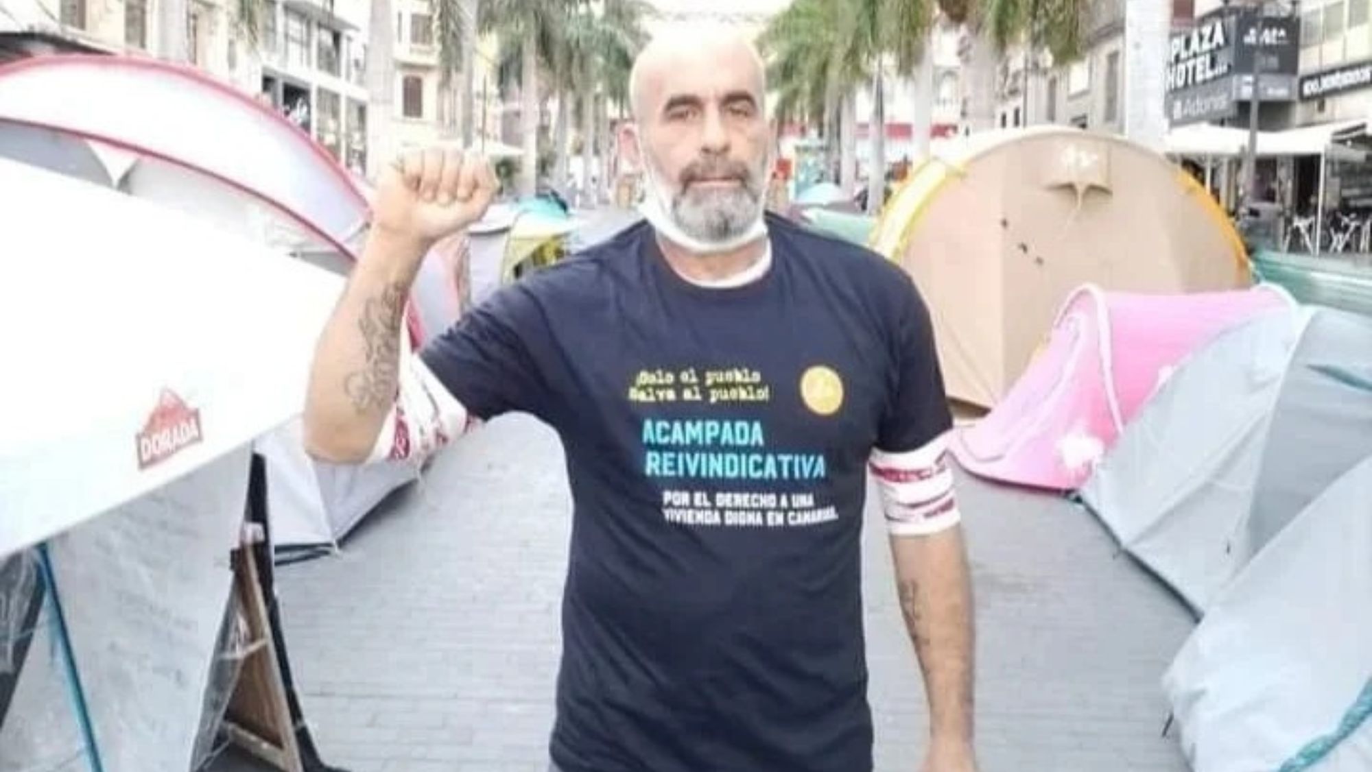 Lolo Dorta con una camiseta de Acampada Reivindicativa / ACAMPADA REIVINDICATIVA