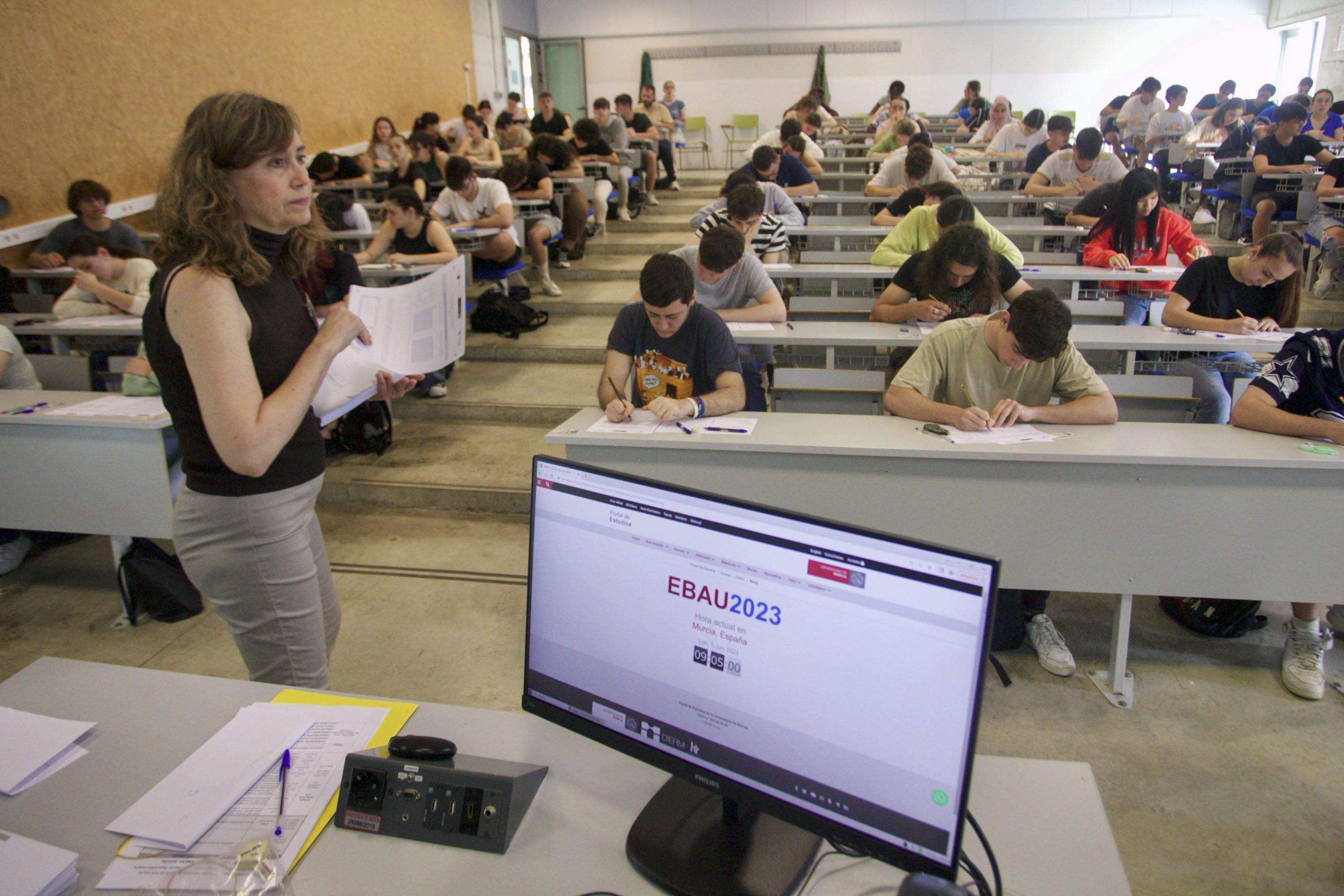 En la imagen, un grupo de alumnos afronta los exámenes en una prueba de la EBAU