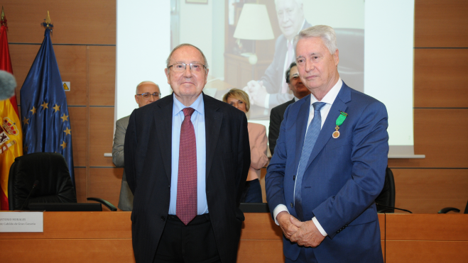 José Luis Bonet entrega la Medalla de Oro de la Cámara de España a José Sánchez Tinoco / CÁMARA DE COMERCIO DE GRAN CANARIA